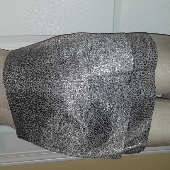 Express Vtg Metallic Silver Leopard print 2-tier Mini Skirt, lined sz 2 shiny - Picture 2 of 9
